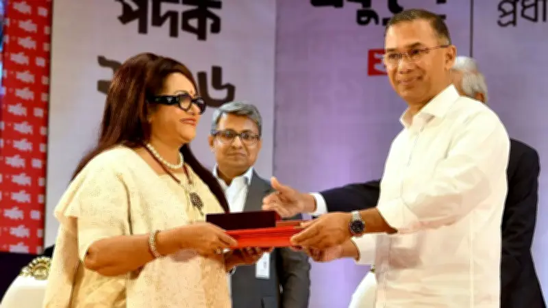 প্রধানমন্ত্রী তারেক রহমানের হাত থেকে একুশে পদক নিলেন ববিতা, উৎসর্গ করলেন জহির রায়হানকে