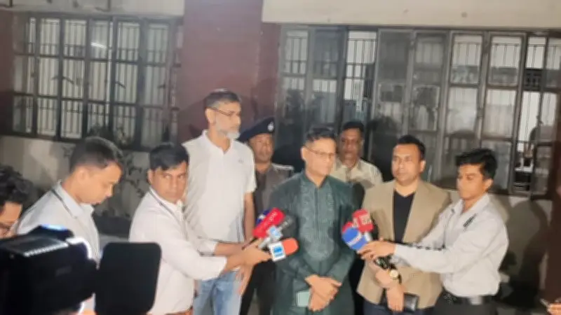 নতুন আইজিপি মো. আলী হোসেন ফকিরের মধ্যরাতের নিরাপত্তা পরিদর্শন: 'কাউকে ছাড় দেওয়া হবে না'