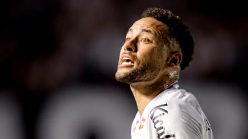 নেইমারের জোড়া গোলে সান্তোসের জয়, ভিনিসিয়ুসের প্রতি সমর্থনে বিশেষ উদ্‌যাপন