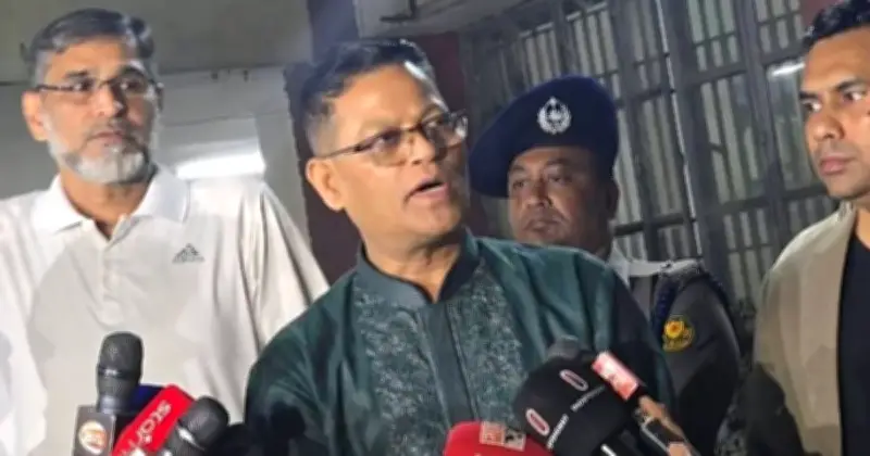 নবনিযুক্ত আইজিপির রাতের তদারকি: মোহাম্মদপুরে নিরাপত্তা কার্যক্রম সরেজমিনে পর্যবেক্ষণ