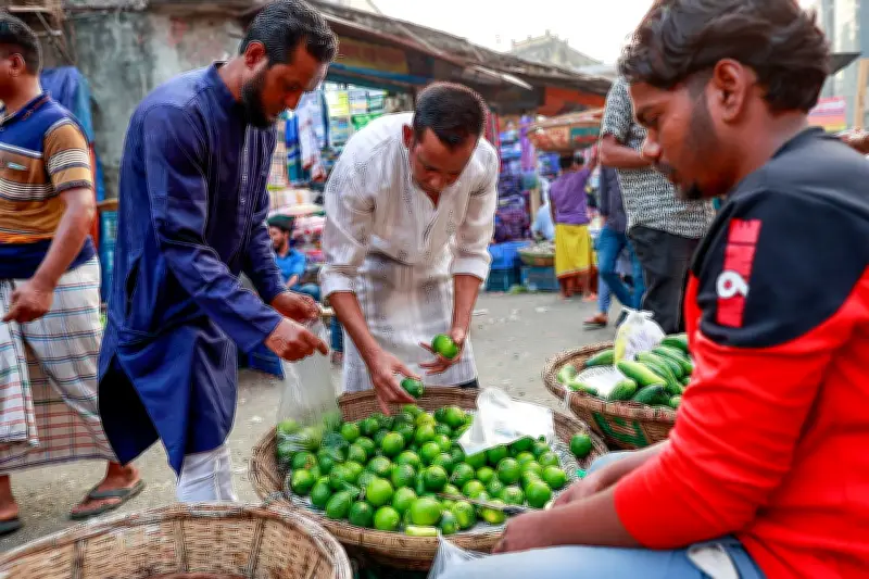 রাজধানীর বাজারে লেবুর দাম কমেছে, এক হালি ৪০ থেকে ৬০ টাকায় বিক্রি