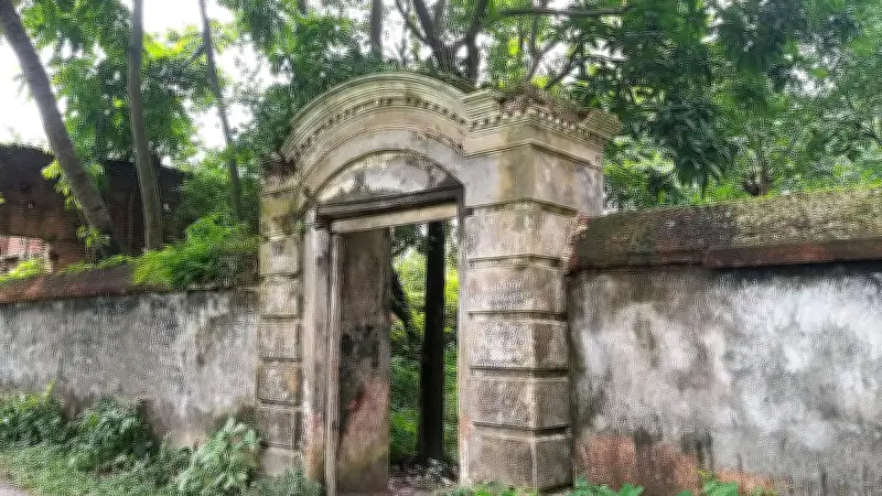 নরসিংদীর পলাশে শত বছরের জমিদার বাড়ির সন্ধানে এক অভিযান