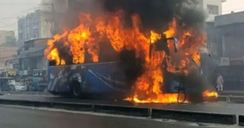 গাজীপুরে বোর্ডবাজারে বাসে আগুন, আহত মোটরসাইকেল আরোহী