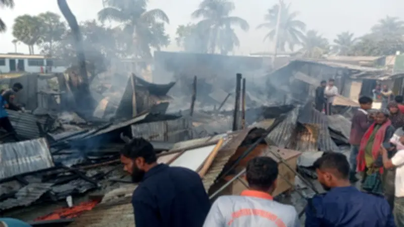 কুয়াকাটায় আগুনে পুড়ে ছাই ৮ ব্যবসা প্রতিষ্ঠান, আইজিপি বললেন নাগরিক নিরাপত্তায় রাস্তায় নেমেছি