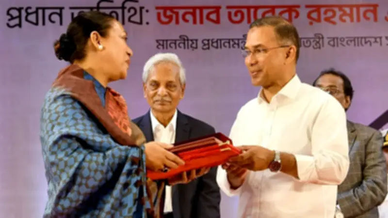 আইয়ুব বাচ্চুকে একুশে পদক: স্ত্রী চন্দনার হাতে প্রধানমন্ত্রীর কাছ থেকে সম্মাননা