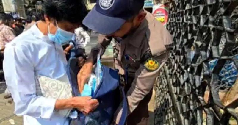 বায়তুল মোকাররমে জুমার নামাজে বাড়তি নিরাপত্তা, মুসল্লিদের তল্লাশি চলছে