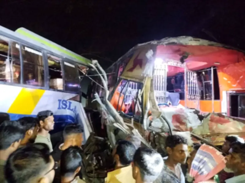 বরিশালে দুটি বাসের মুখোমুখি সংঘর্ষে চালক নিহত, আহত অন্তত ২০ যাত্রী
