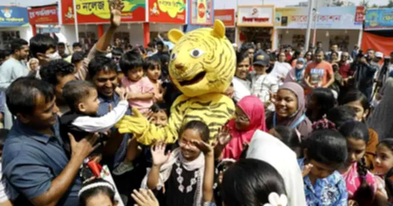 অমর একুশে বইমেলার প্রথম শিশুপ্রহর: শিশুদের উচ্ছ্বাসে মুখর, কিন্তু সিসিমপুরের অনুপস্থিতিতে কিছুটা হতাশা