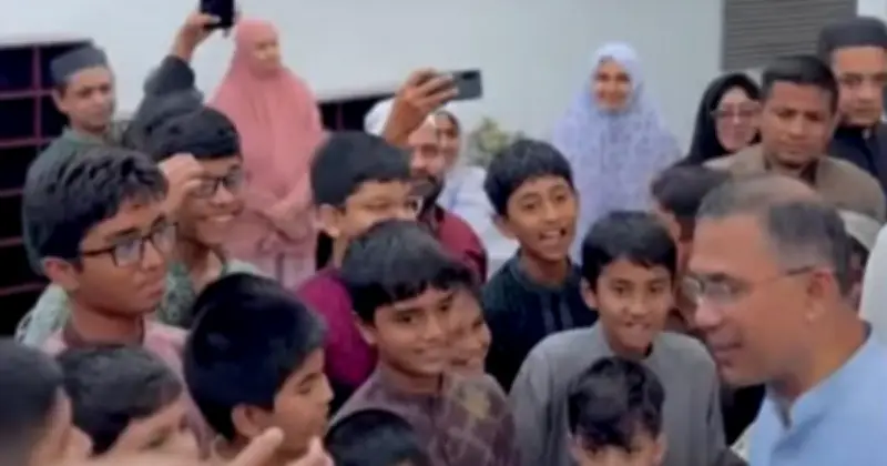 প্রধানমন্ত্রীর সঙ্গে শিশুদের মধুর মিথস্ক্রিয়া: জুমার পর আদর-উপদেশ