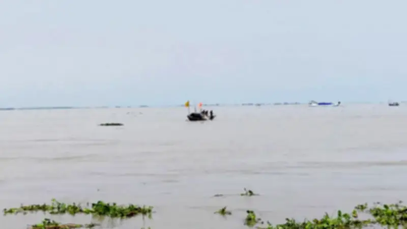 মেঘনায় মাছ ধরা নিষিদ্ধ, পাক-আফগান সংঘর্ষে ড্রোন হামলা, সিংগাইরে মাদকবিরোধী অভিযান