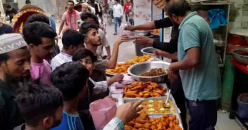 রমজানে রাজধানীর ফুটপাতের ইফতারি: নিম্ন আয়ের মানুষের ভরসা