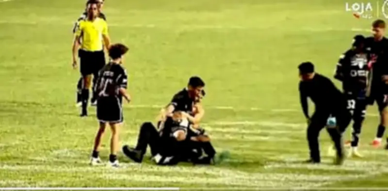 প্রীতি ম্যাচে ভক্তের আক্রমণে মাটিতে পড়ে গেলেন লিওনেল মেসি