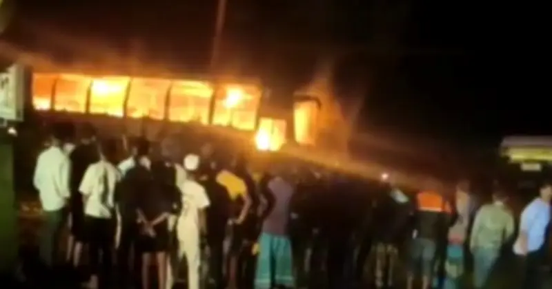 চাঁদপুরের মতলব দক্ষিণে অগ্নিকাণ্ডে তিনটি যাত্রীবাহী বাস পুড়ে গেছে, হতাহত নেই