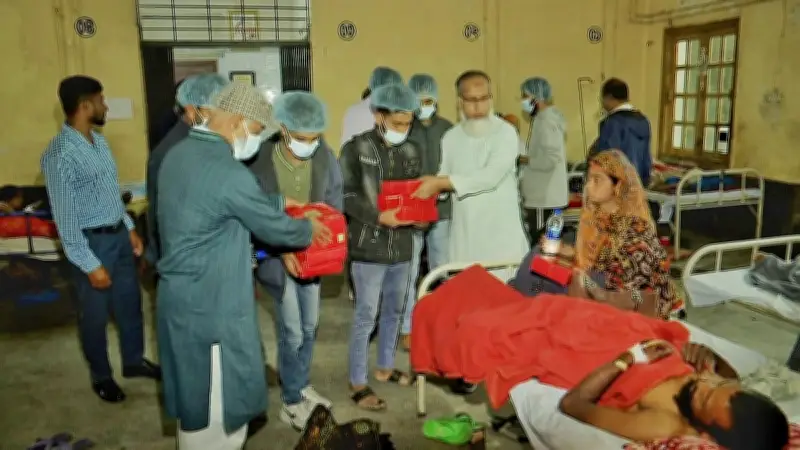 পাবনা জেনারেল হাসপাতালে স্কয়ার গ্রুপের সাহরি বিতরণ, ৬০০ জন পাচ্ছেন বিনামূল্যে