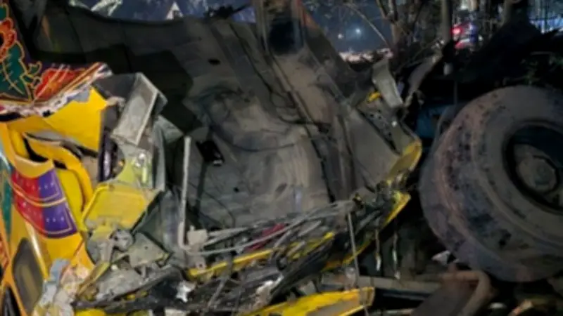 ট্রেনের ধাক্কায় ট্রাক বসতবাড়িতে, পিস্তল খেলায় আহত বাবা, ঈদে ভাড়া বাড়ালে কঠোর ব্যবস্থা