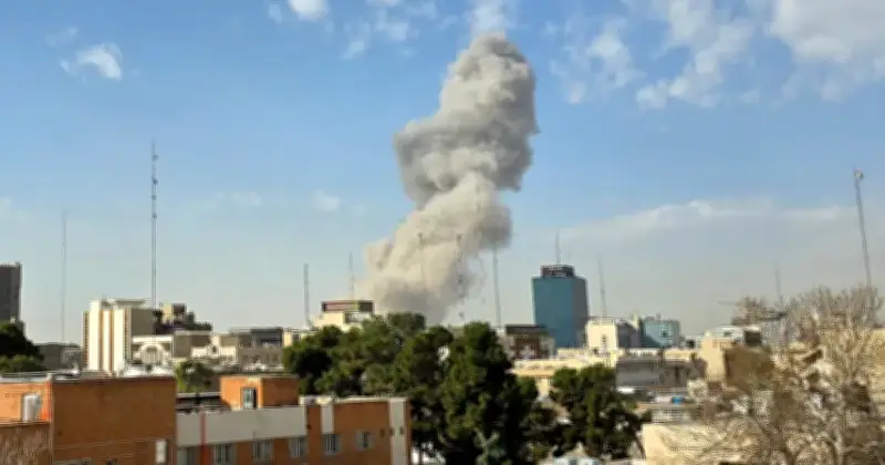 যুক্তরাষ্ট্র-ইসরায়েলের যৌথ হামলায় ইরানের তেহরানসহ একাধিক শহরে আক্রমণ শুরু