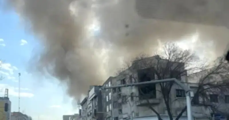 ইরানে মার্কিন-ইসরায়েলি ক্ষেপণাস্ত্র হামলা: তেহরানে বিস্ফোরণ, খামেনির অবস্থান অনিশ্চিত