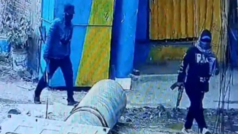 চট্টগ্রামে শীর্ষ ব্যবসায়ীর বাসায় পুলিশি পাহারায় সন্ত্রাসীদের গুলি, চাঁদার দাবিতে দ্বিতীয় হামলা