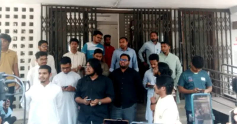 ঢাবি ক্যাম্পাসে নিষিদ্ধ ছাত্রলীগের পোস্টার, ডাকসুর ২৪ ঘণ্টার আলটিমেটাম