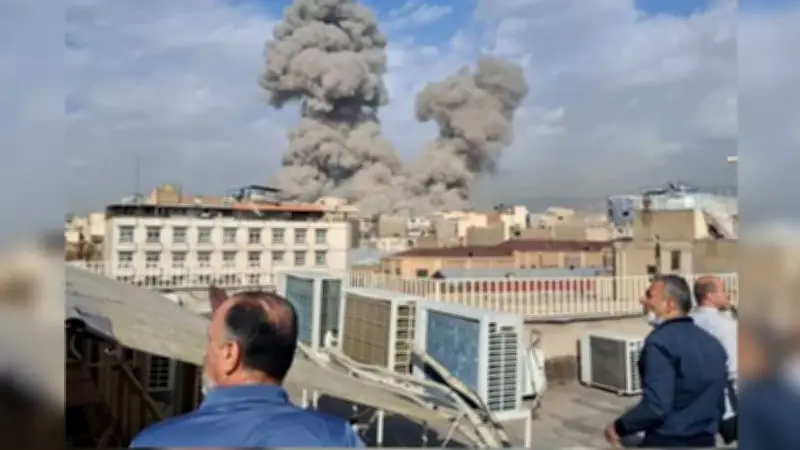 ইরান-ইসরায়েল সংঘাতে উত্তপ্ত পরিস্থিতি: স্কুল হামলা, প্রাসাদ ধ্বংস ও নাগরিক উদ্বেগ