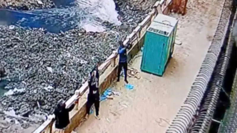 বুলেটে ঝাঁঝরা ব্যবসায়ীর বাড়ি, হজ এজেন্সিদের হুঁশিয়ারি, মধ্যপ্রাচ্যে জরুরি সতর্কতা