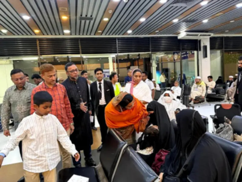 মধ্যপ্রাচ্যগামী ফ্লাইট বাতিল: বিমানবন্দরে মন্ত্রীর পরিদর্শন ও যাত্রীদের রাতযাপনের সুবিধা