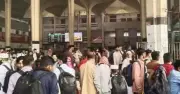ভোটের টানে দেশ ছাড়ছে রাজধানীবাসী, কমলাপুর স্টেশন পরিণত হয়েছে মিলনমেলায়