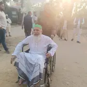 ৮০ বছর বয়সী মো. আব্দুল্লাহর হুইলচেয়ারে ভোটকেন্দ্রে উপস্থিতি, চট্টগ্রাম-১৫ আসনে প্রতিদ্বন্দ্বিতা