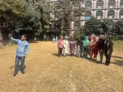 মিরপুরে ভোটকেন্দ্রে এক পরিবারের ১০ সদস্যের সেলফি তোলার উৎসাহময় দৃশ্য