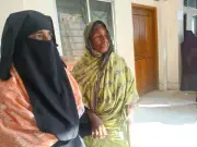 দৃষ্টিপ্রতিবন্ধী জুলেখা খাতুনের ভোটদান: ভাবির সহায়তায় গণতন্ত্রে অংশগ্রহণ