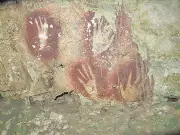 ইন্দোনেশিয়ার গুহায় ৭০ হাজার বছরের প্রাচীন হাতের ছাপের রহস্য উন্মোচন