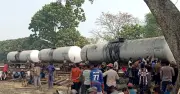 চাঁপাইনবাবগঞ্জে আবারও তেলবাহী ট্রেনের ওয়াগন লাইনচ্যুত, রেল যোগাযোগ বিঘ্নিত