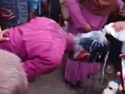 ঈশ্বরগঞ্জে পানি মিশিয়ে দুধ বিক্রির অভিযোগে বিক্রেতাদের মাথায় দুধ ঢেলে দেওয়া