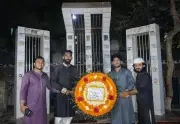 নিষিদ্ধ ছাত্রলীগের নেতা-কর্মীদের শহীদ মিনারে ফুল দেওয়ার ভিডিও ভাইরাল