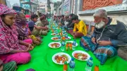 খুলনা ফুড ব্যাংকের ইফতার আয়োজনে পথচারীদের মুখে হাসি