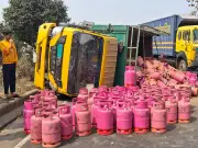 মিরসরাইয়ে কনটেইনার লরির ধাক্কায় গ্যাস সিলিন্ডারবোঝাই ট্রাক উল্টে, চালক আহত