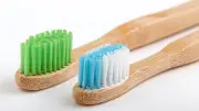 দাঁতের যত্নে প্লাস্টিকের ব্রাশ: মাইক্রোপ্লাস্টিকের ঝুঁকি নাকি দাঁতের সুস্থতা?