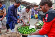 রাজধানীর বাজারে লেবুর দাম কমেছে, এক হালি ৪০ থেকে ৬০ টাকায় বিক্রি