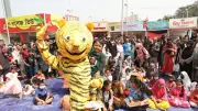অমর একুশে বইমেলায় শিশুপ্রহরে বাঘ পুতুলের নাচে মাতোয়ারা শিশুরা