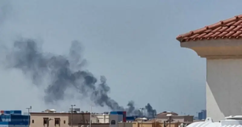 দুবাইয়ের জেবেল আলি বন্দরে ক্ষেপণাস্ত্রের ধ্বংসাবশেষে অগ্নিকাণ্ড, ইরানি হামলার প্রভাব