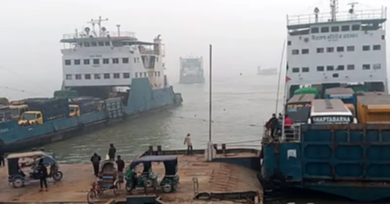 কুয়াশায় পদ্মা নদীতে ফেরি চলাচল বন্ধ, যাত্রীদের দুর্ভোগ