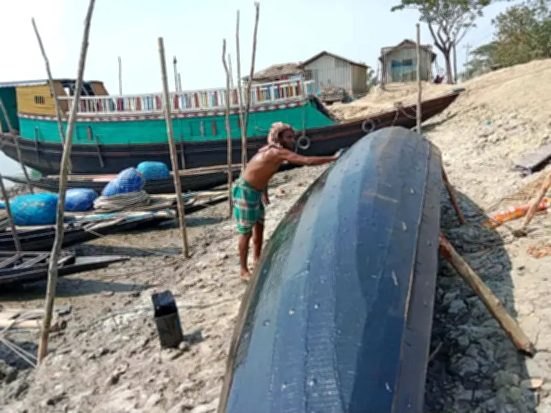 দুই মাস পর সুন্দরবনে কাঁকড়া আহরণ শুরু, জেলেদের কর্মব্যস্ততা