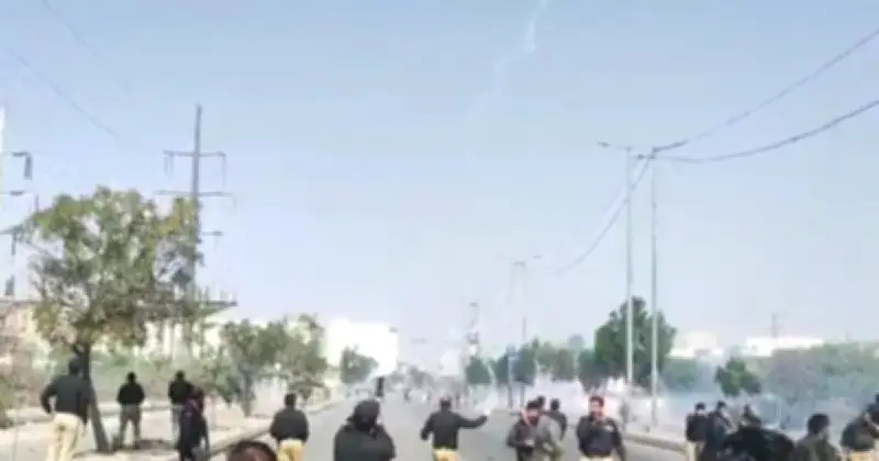 পাকিস্তানের করাচিতে মার্কিন কনস্যুলেটে বিক্ষোভে সংঘর্ষ: ছয়জন নিহত