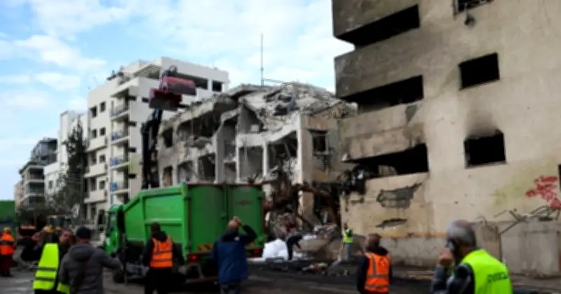 ইরানের ক্ষেপণাস্ত্র হামলায় তেল আভিভে ৪০ ভবন ক্ষতিগ্রস্ত, ২০০ বাসিন্দা সরিয়ে নেওয়া