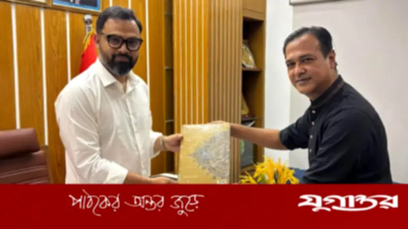 ক্রীড়া প্রতিমন্ত্রীকে পবিত্র কুরআন উপহার দিলেন বিসিবি পরিচালক আসিফ আকবর