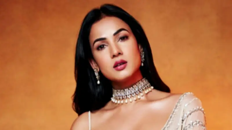 দুবাইয়ে আটকে পড়েছেন সোনাল চৌহান, ইসরায়েল-ইরান সংঘাতে ফ্লাইট বাতিল