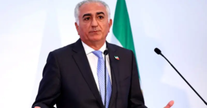 ইরানের নির্বাসিত যুবরাজ রেজা পাহলভির ক্ষমতা হস্তান্তরের জোরালো আহ্বান