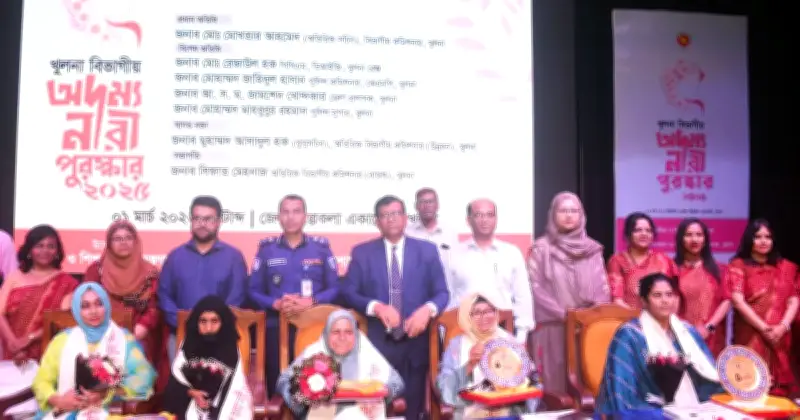 খুলনায় ‘অদম্য নারী পুরস্কার ২০২৫’ পেলেন পাঁচ গুণী নারী, বিভাগীয় পর্যায়ে স্বীকৃতি