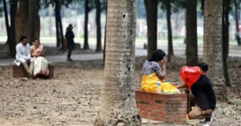 কিশোর-কিশোরীদের ডিজিটাল সম্পর্ক: অনলাইন বন্ধুত্ব থেকে প্রেম, ঝুঁকি ও মানসিক চাপ