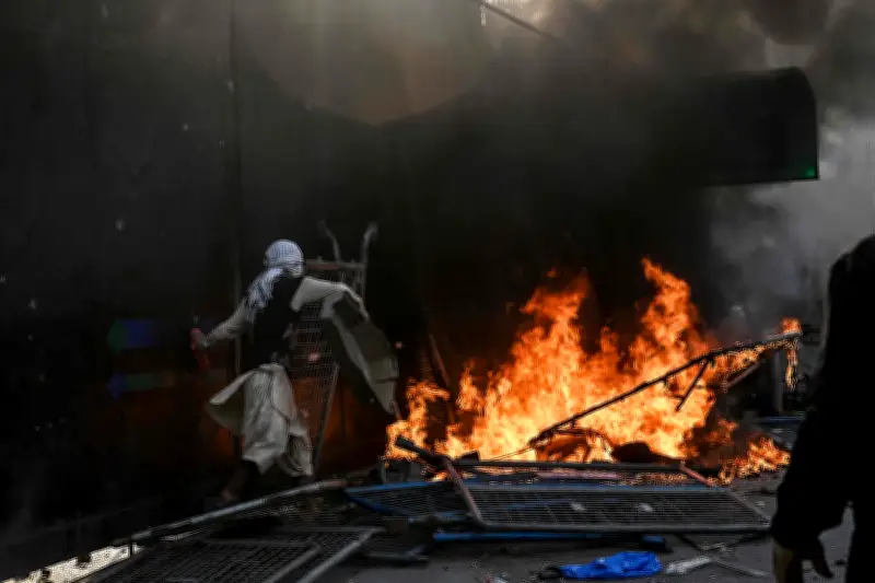 খামেনির মৃত্যুতে পাকিস্তানে সহিংস বিক্ষোভ: মার্কিন কনসুলেটে অগ্নিসংযোগ, ১৭ জন নিহত